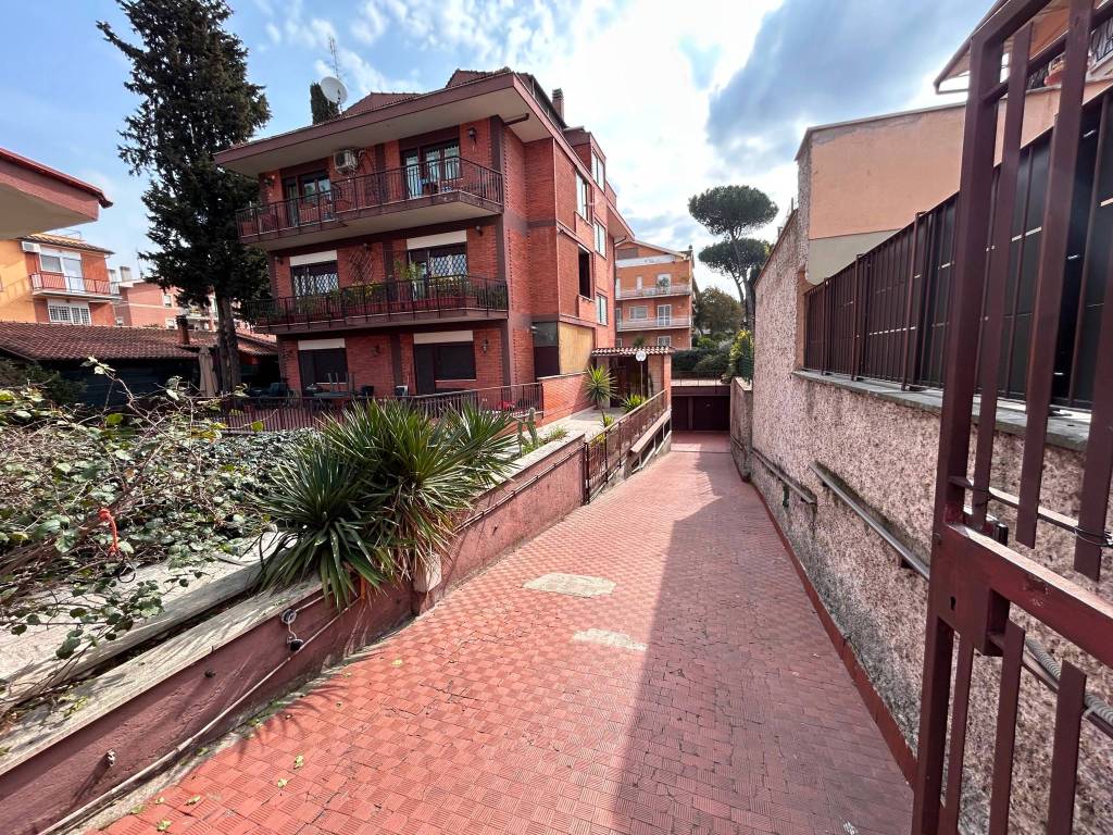 Box / garage a Roma in Via Giuseppe Sinopoli, 64 - Foto 3