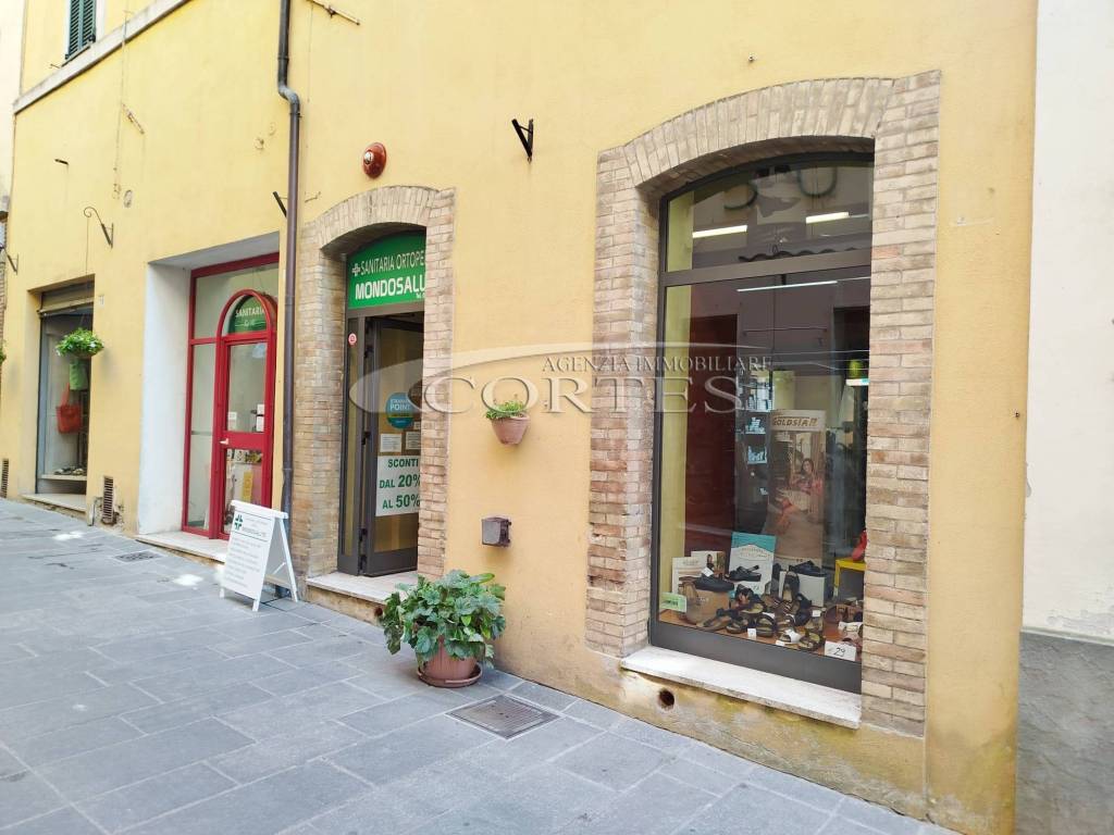 Immobile a Umbertide in Umbertide Piazza XXV Aprile - Foto 2