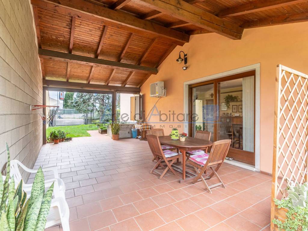 Villa a Verona in VIA MEZZACAMPAGNA, 19 - Foto 2