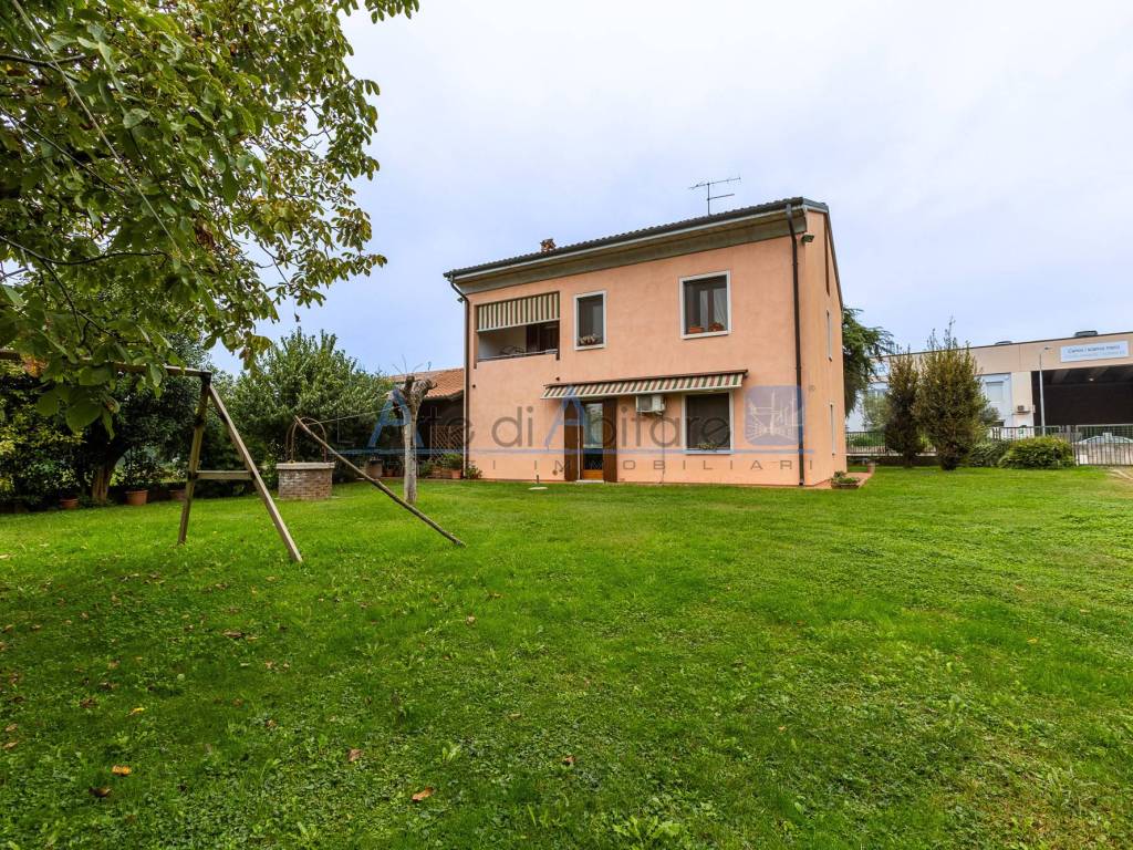 Villa a Verona in VIA MEZZACAMPAGNA, 19 - Foto 3