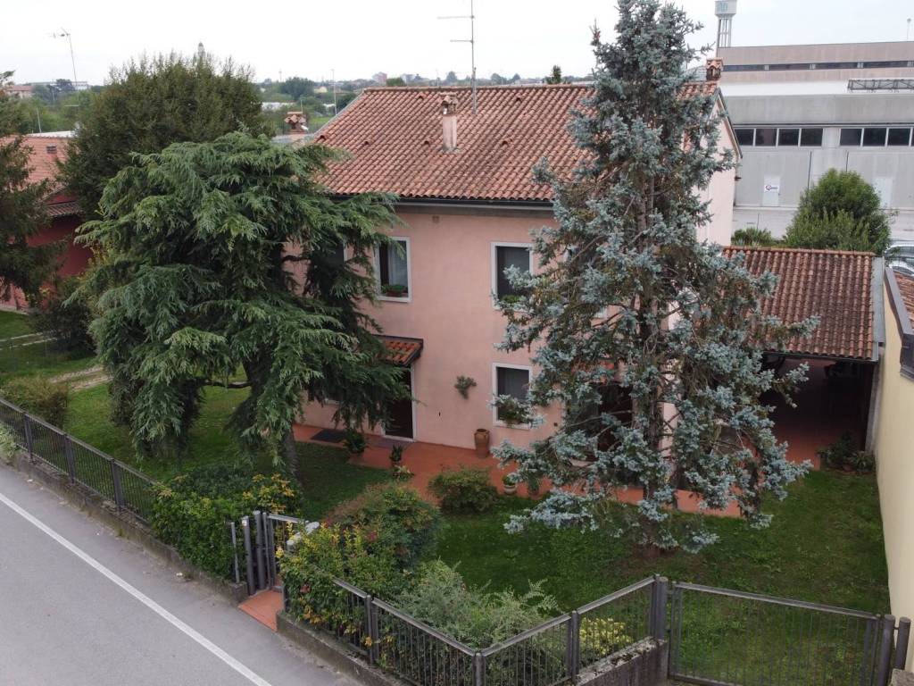Villa a Verona in VIA MEZZACAMPAGNA, 19 - Foto 4