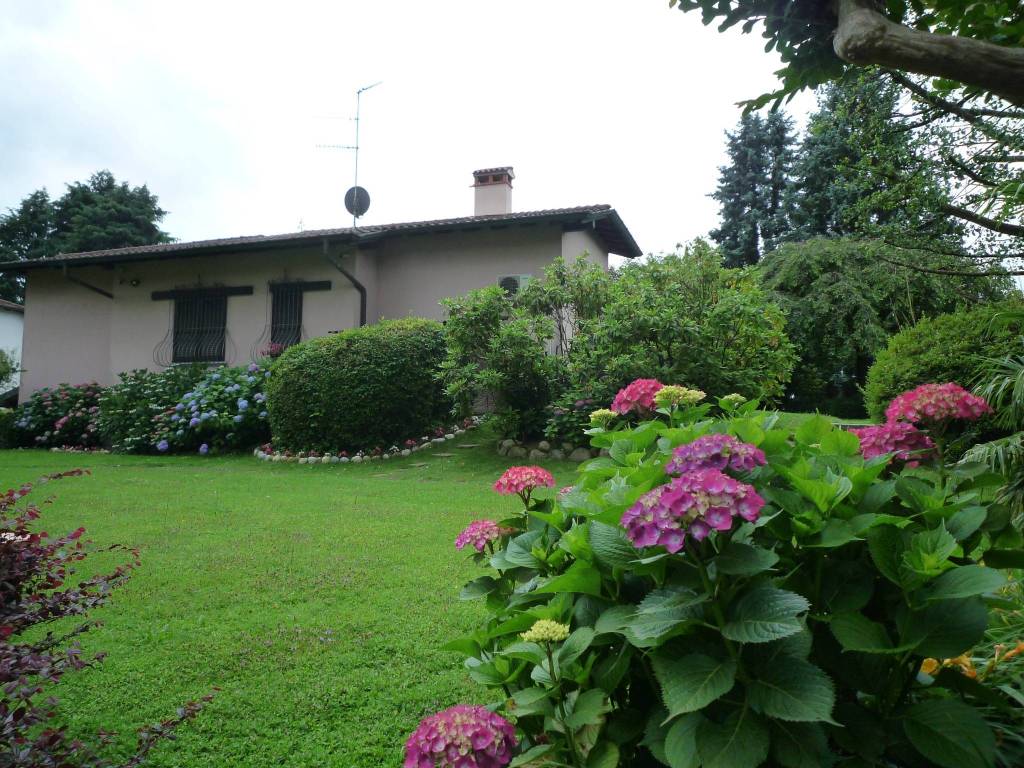 Villa a Brebbia in Via Camillo Benso di Cavour, 17 - Foto 2
