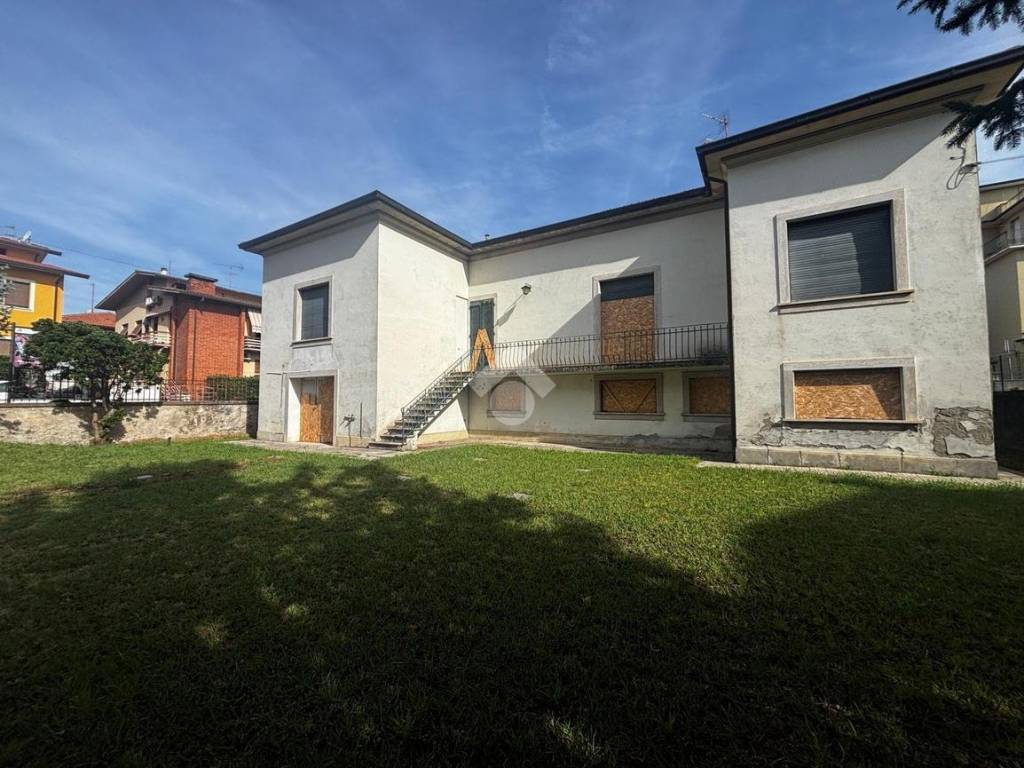 Villa a Montecatini-terme in Via Puglie, 46 - Foto 2