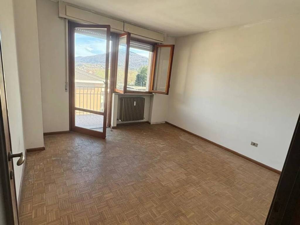 Appartamento a Luino in Viale Dante Alighieri, 24 - Foto 3