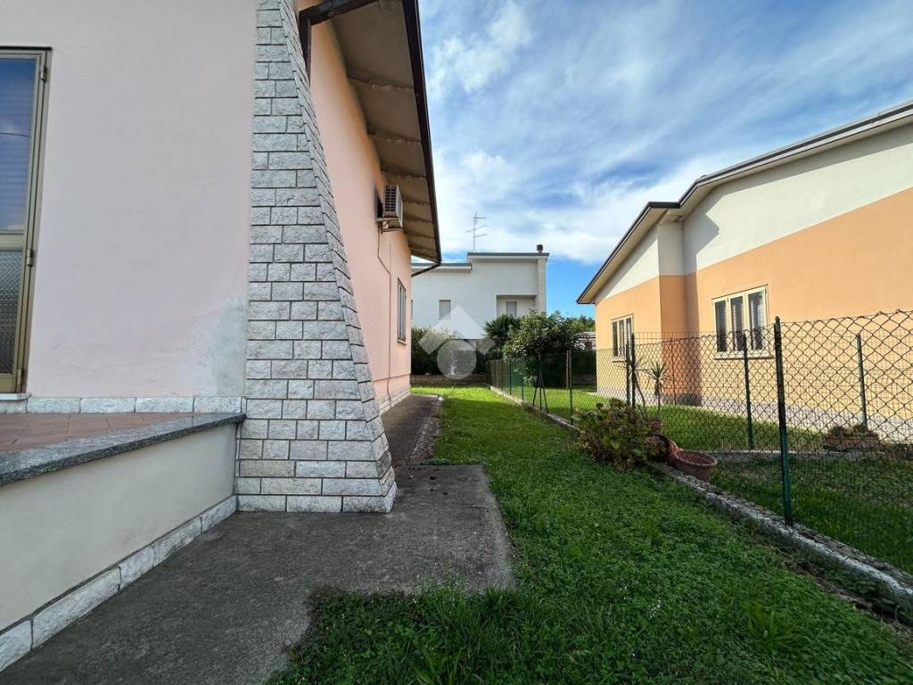 Villa a Suzzara in Via Concetto Marchesi, 25 - Foto 2