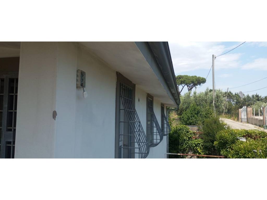 Villa a Aprilia in Via Le Salzare - Foto 2