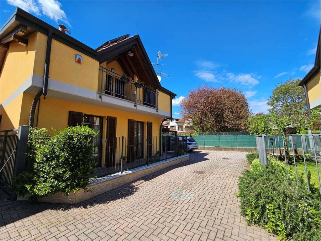 Villetta a schiera a Bisuschio in Via G. Leopardi , 11 - Foto 2