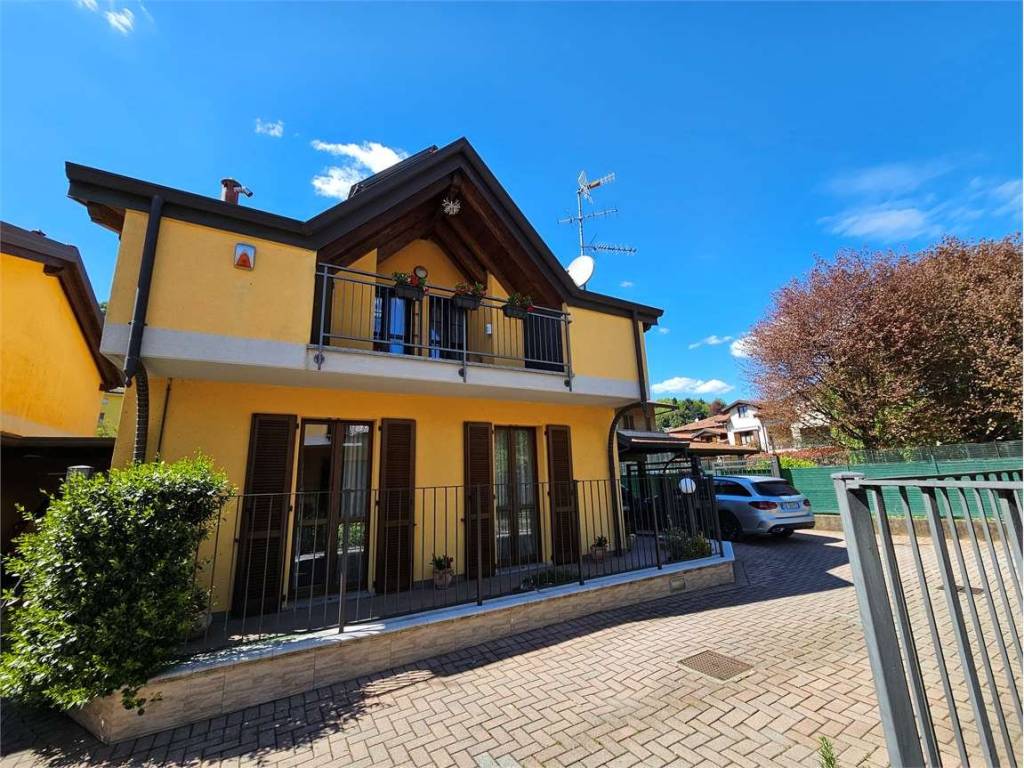 Villetta a schiera a Bisuschio in Via G. Leopardi , 11 - Foto 3