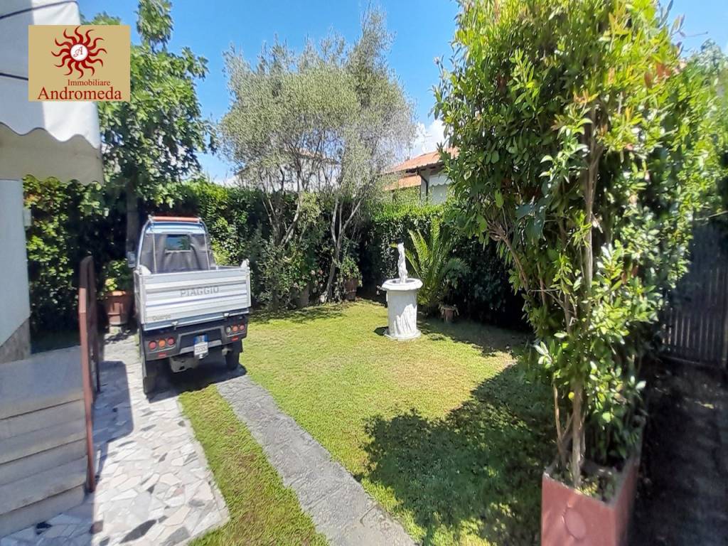 Villa a Forte dei marmi in Via Terreni Pacchiani - Foto 3