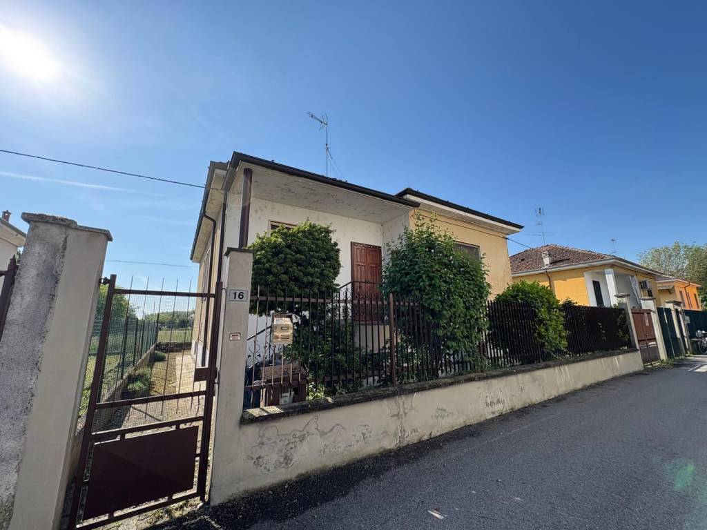 Villa a San genesio ed uniti in Via Lombardia, 16 - Foto 2