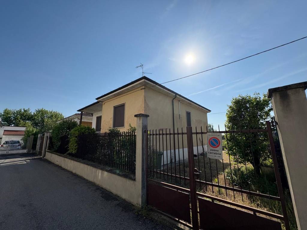 Villa a San genesio ed uniti in Via Lombardia, 16 - Foto 3