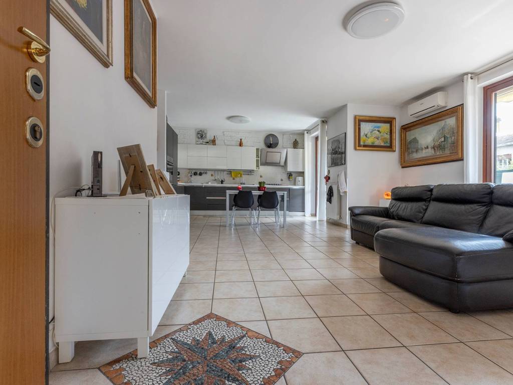Appartamento a Venegono inferiore in Via Alessandro Manzoni - Foto 2