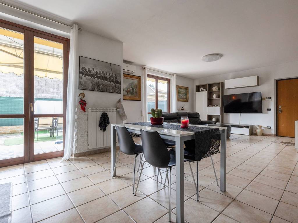 Appartamento a Venegono inferiore in Via Alessandro Manzoni - Foto 5