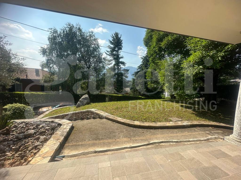 Villa a Longone al segrino in Via Parini, 17 - Foto 3