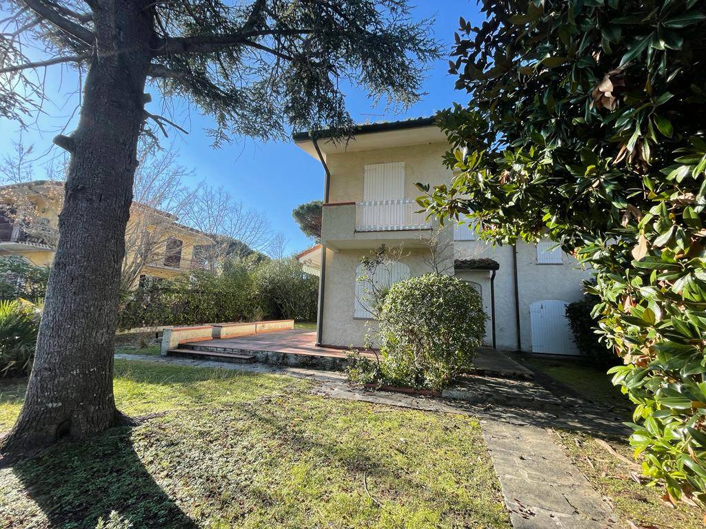 Villa a Forte dei marmi in Via Versilia - Foto 2