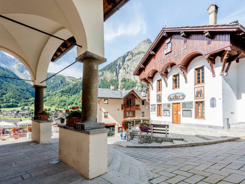 Appartamento a Courmayeur in Via Mario Puchoz - Foto 2