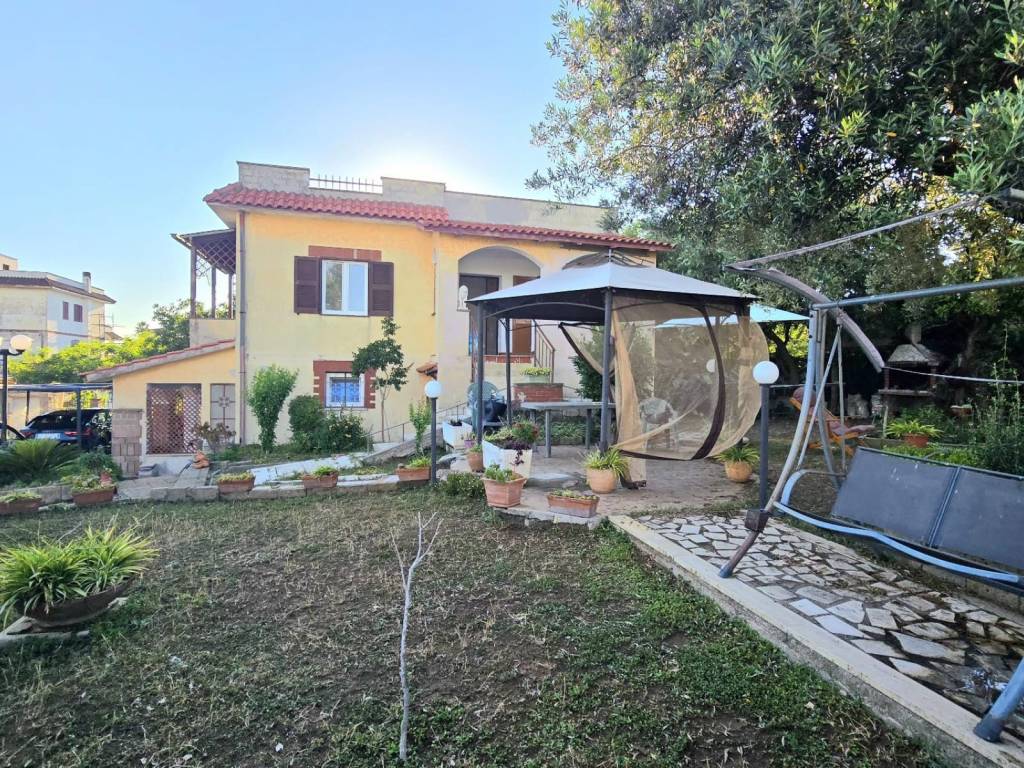 Villa a Aprilia in Via delle Azalee - Foto 4