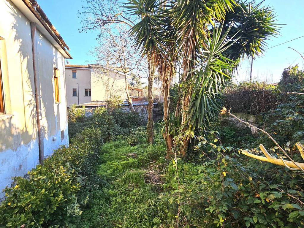 Villa a Aprilia in Via Fossignano - Foto 3