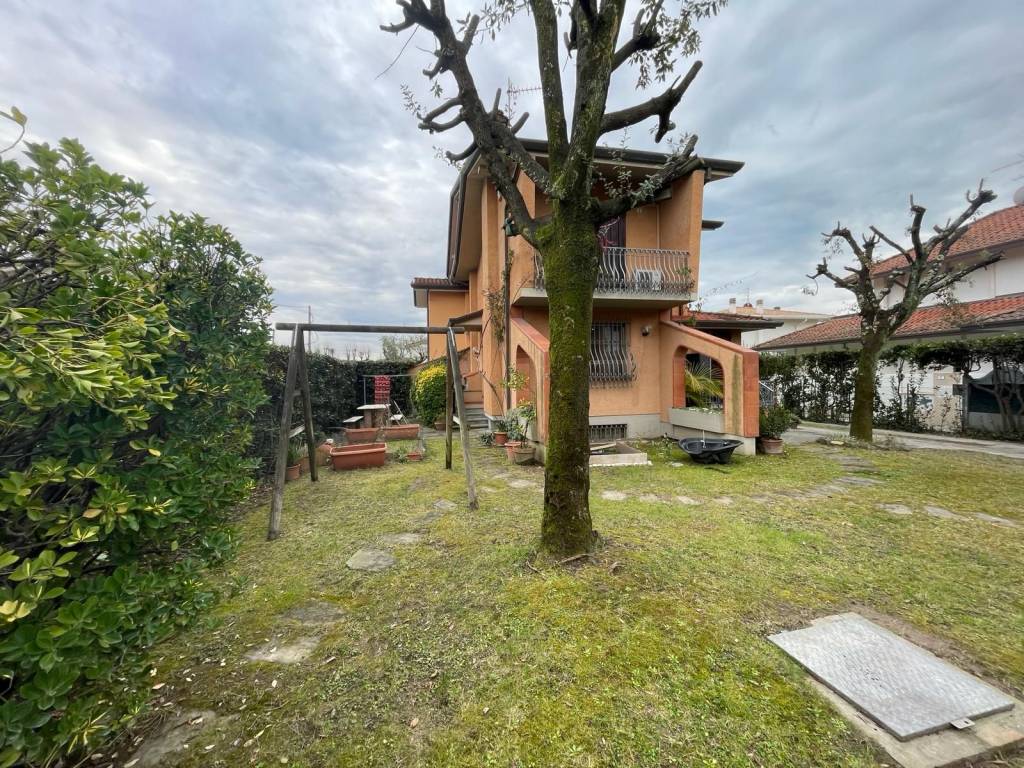 Villa a Forte dei marmi in Via Francesco Carrara - Foto 2