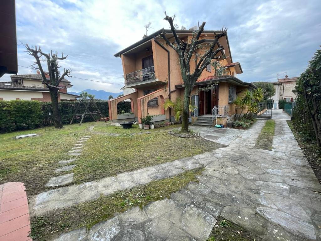 Villa a Forte dei marmi in Via Francesco Carrara - Foto 4