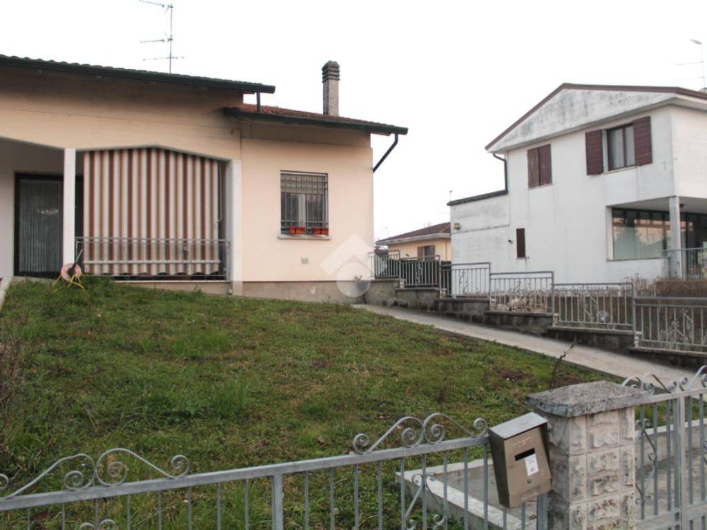 Villa a Gonzaga in Viale Giovanni XXIII, 43 - Foto 2