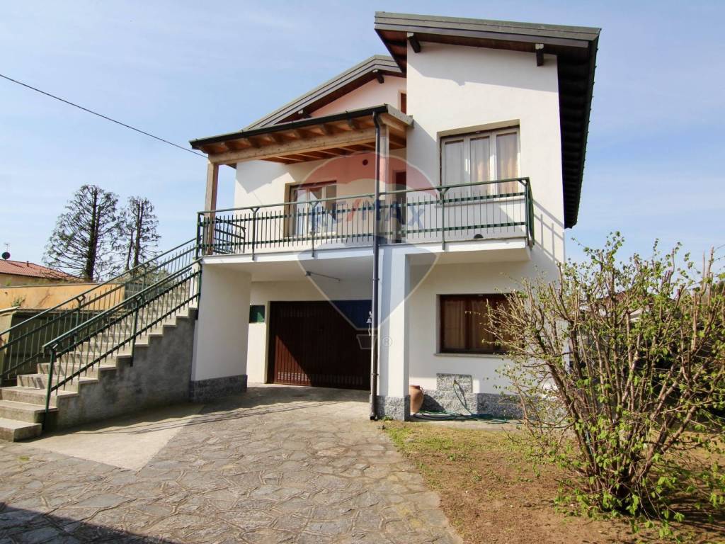 Villa a Biandronno in Via Pio Selvini, 40 - Foto 2