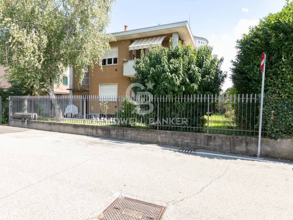 Villa a Gorla minore in VIA FOSCOLO, 6 - Foto 2