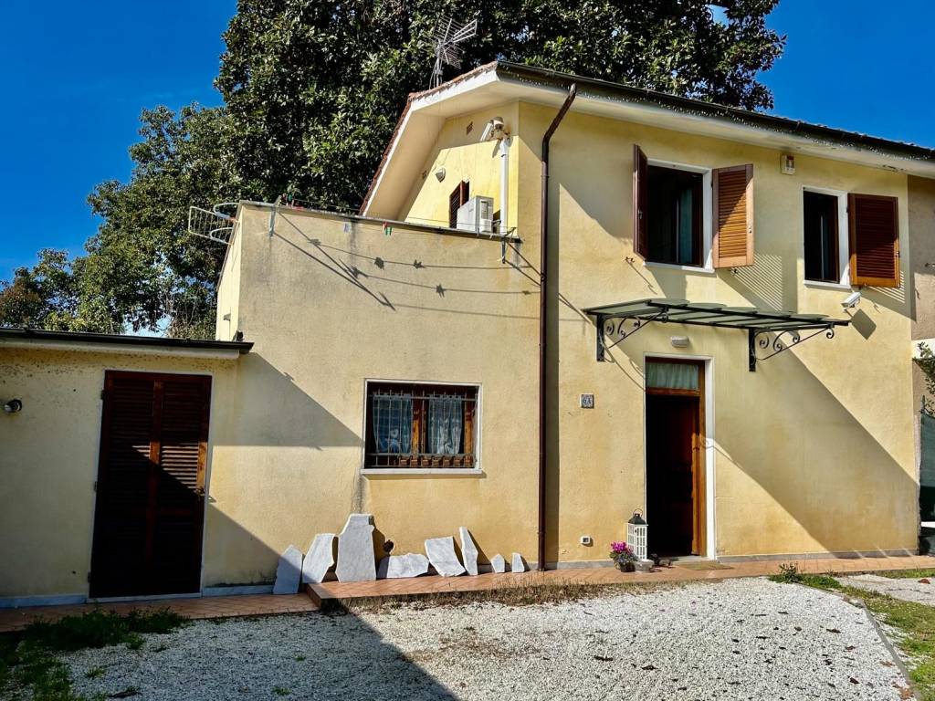 Villa a Pietrasanta in Via Sarzanese Valdera, 44 - Foto 2