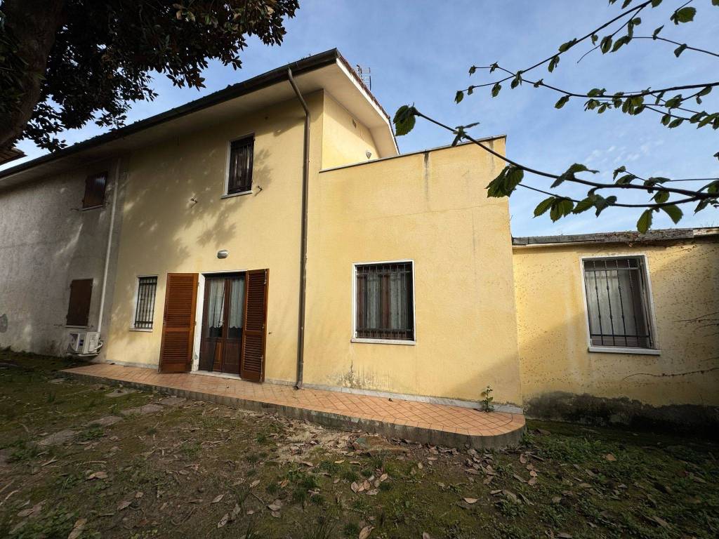 Villa a Pietrasanta in Via Sarzanese Valdera, 44 - Foto 3