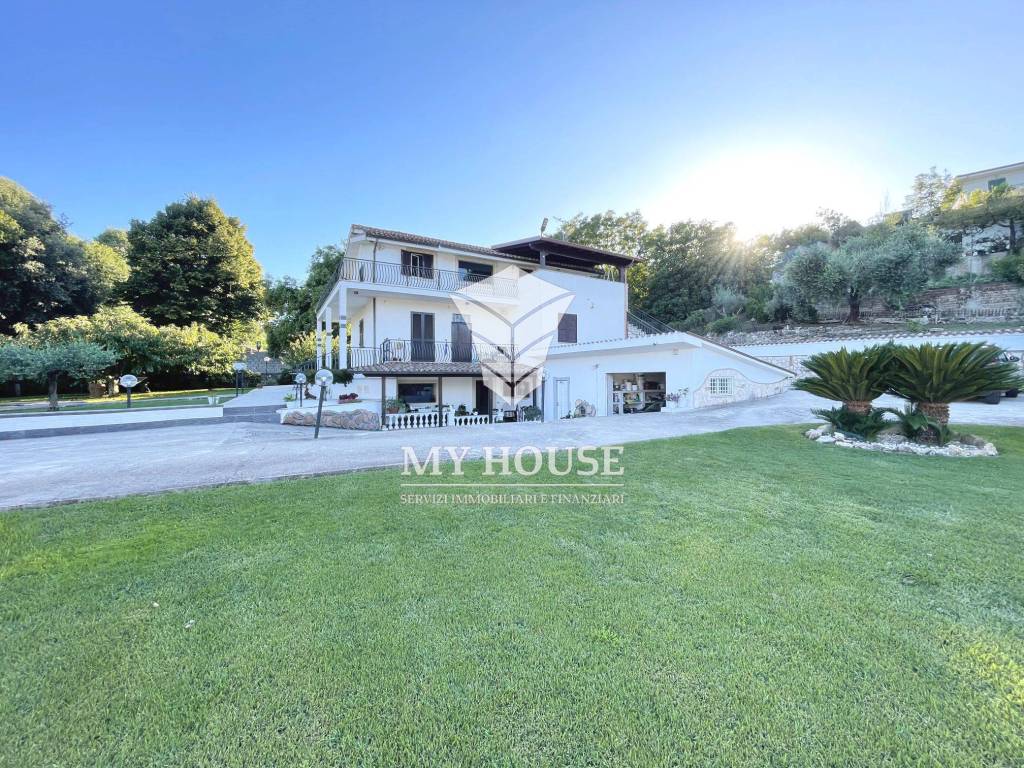 Villa a Palestrina in Via Lago di Como, 44 - Foto 4