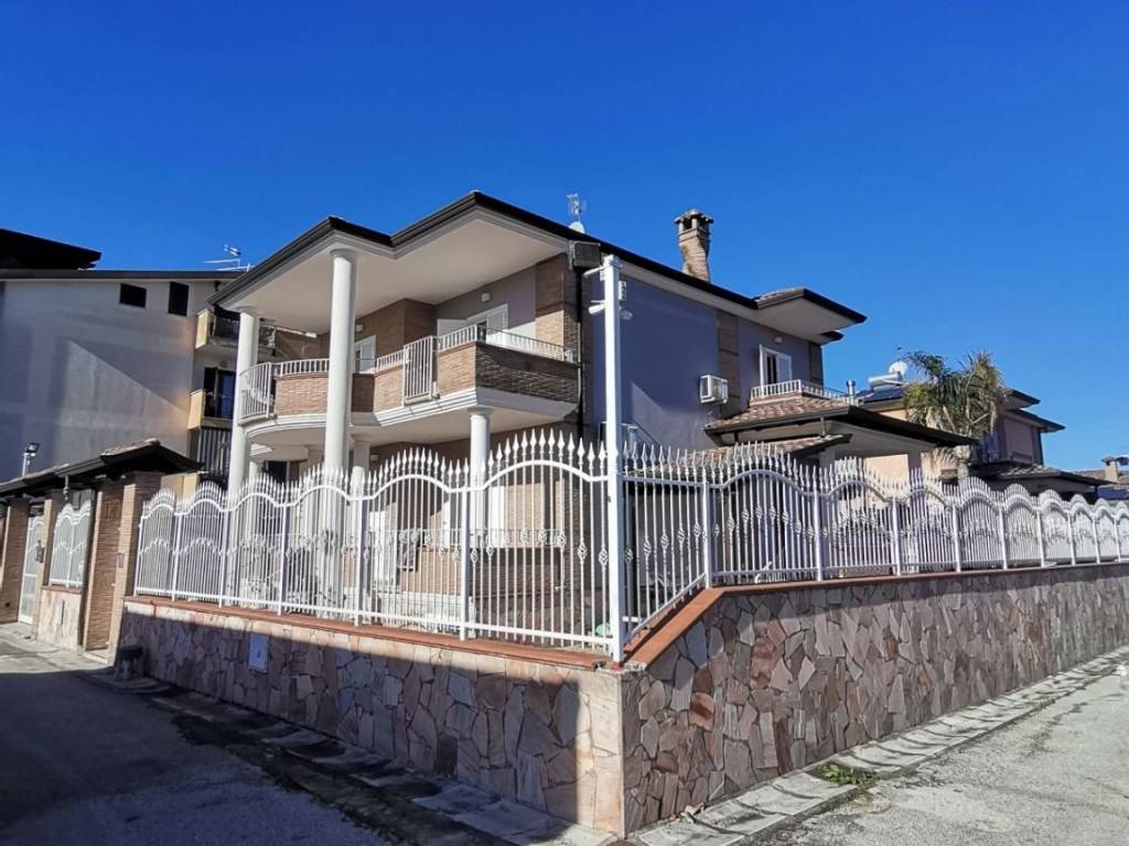 Villa a Villa di briano in Via Antonio De Curtis, 9 - Foto 2