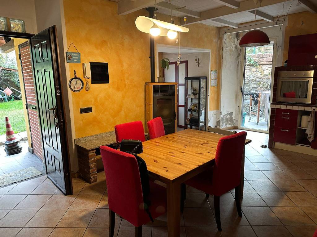 Appartamento a Laveno-mombello in Via Brugnolo, 7 - Foto 2