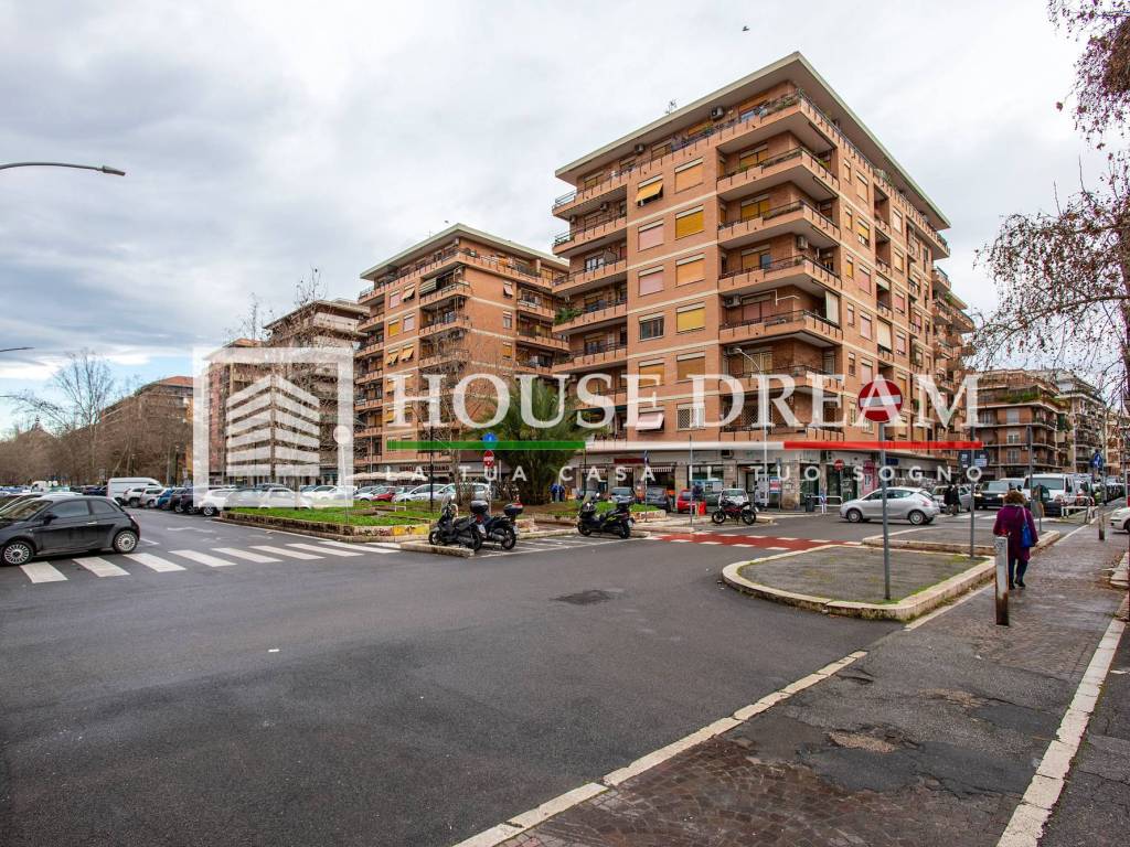 Appartamento a Roma in Viale Giulio Agricola, 131 - Foto 1