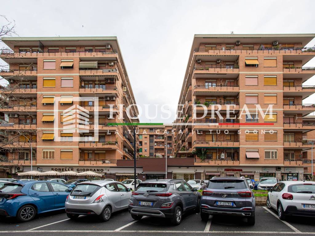 Appartamento a Roma in Viale Giulio Agricola, 131 - Foto 2