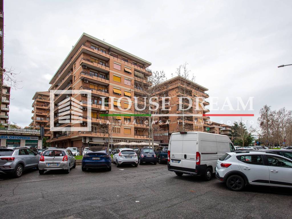 Appartamento a Roma in Viale Giulio Agricola, 131 - Foto 3