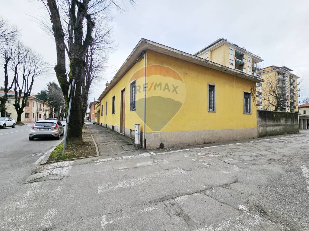 Villa a Busto arsizio in VIA VARESE, 21 - Foto 3