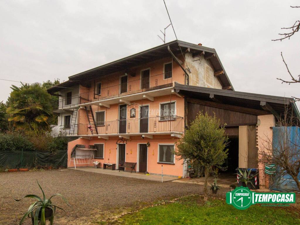 Casa indipendente a Oleggio in Via Sonzini Moiolo 9 - Foto 2