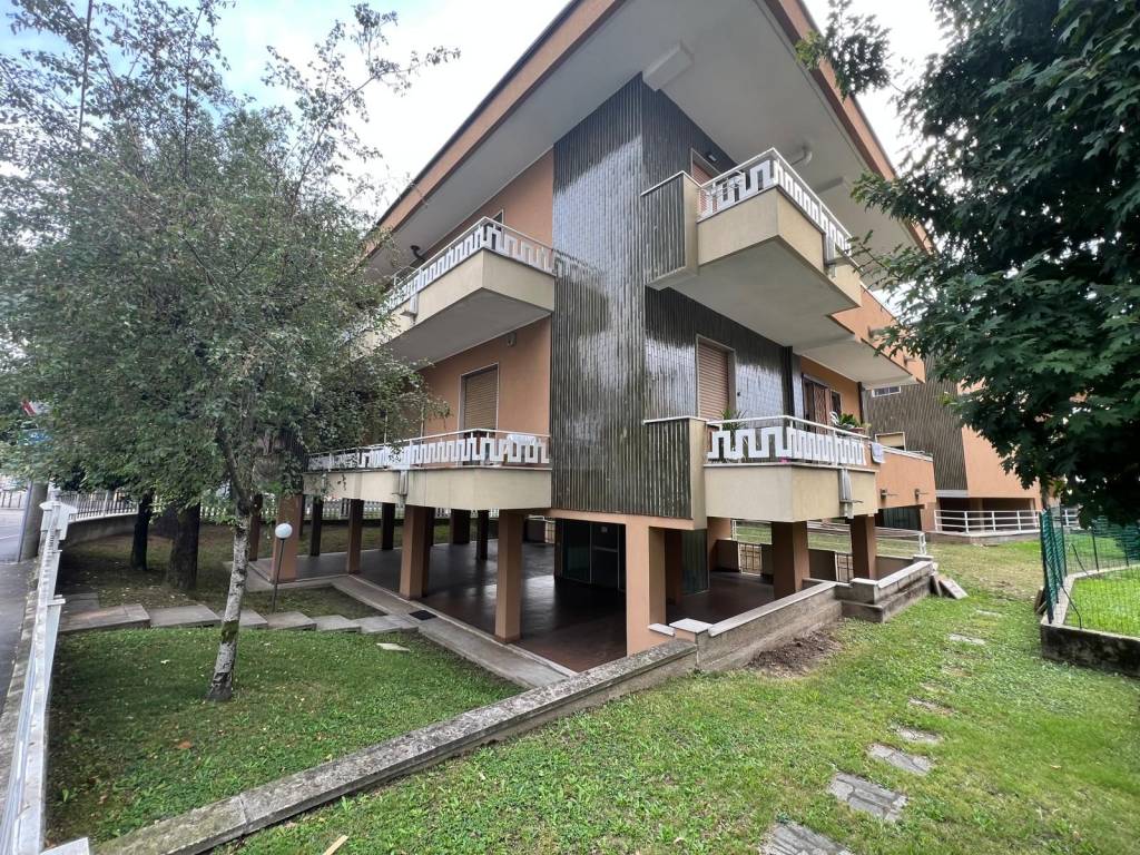 Appartamento a Saronno in Via Varese, 104 - Foto 2