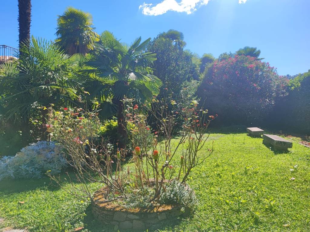 Villa a Lesa in Via Campi Elisi, 4 - Foto 2