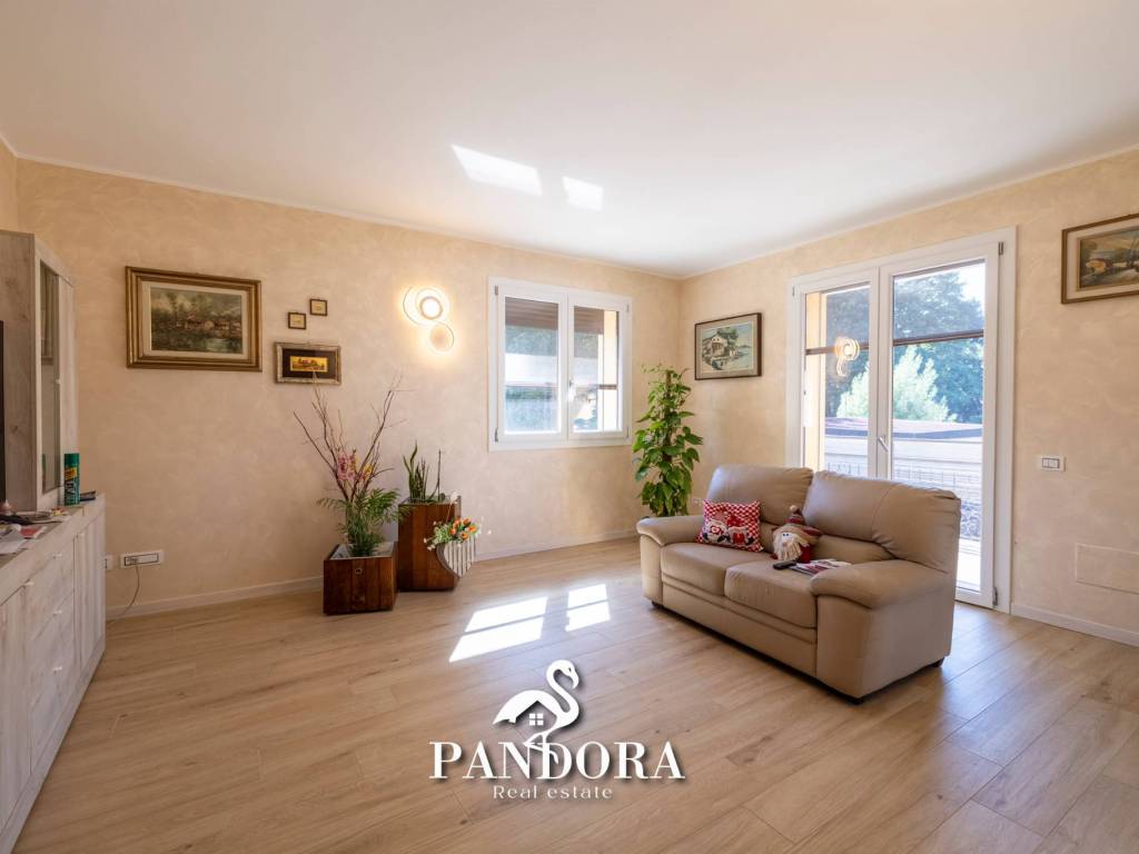 Villa a Cardano al campo in Via Siena, 6 - Foto 2