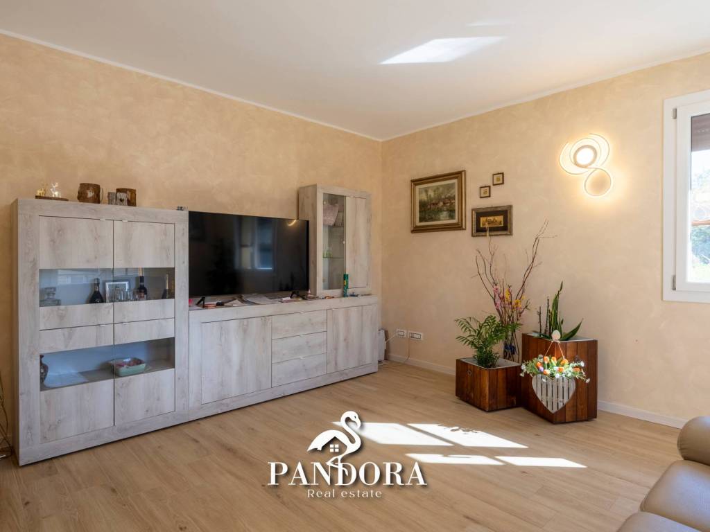 Villa a Cardano al campo in Via Siena, 6 - Foto 5