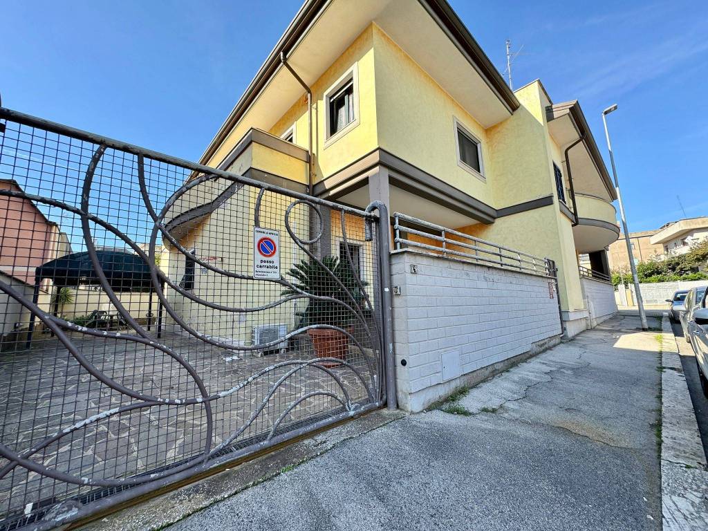 Villa a Aprilia in Via Benvenuto Cellini - Foto 2