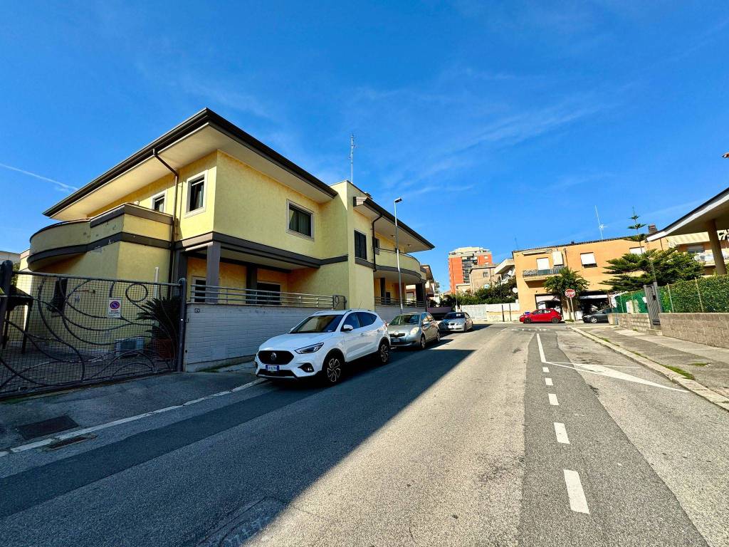 Villa a Aprilia in Via Benvenuto Cellini - Foto 3