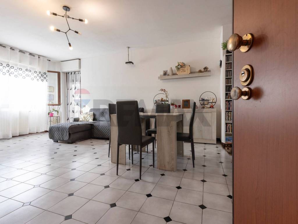 Appartamento a Tradate in Via Sabotino - Foto 2