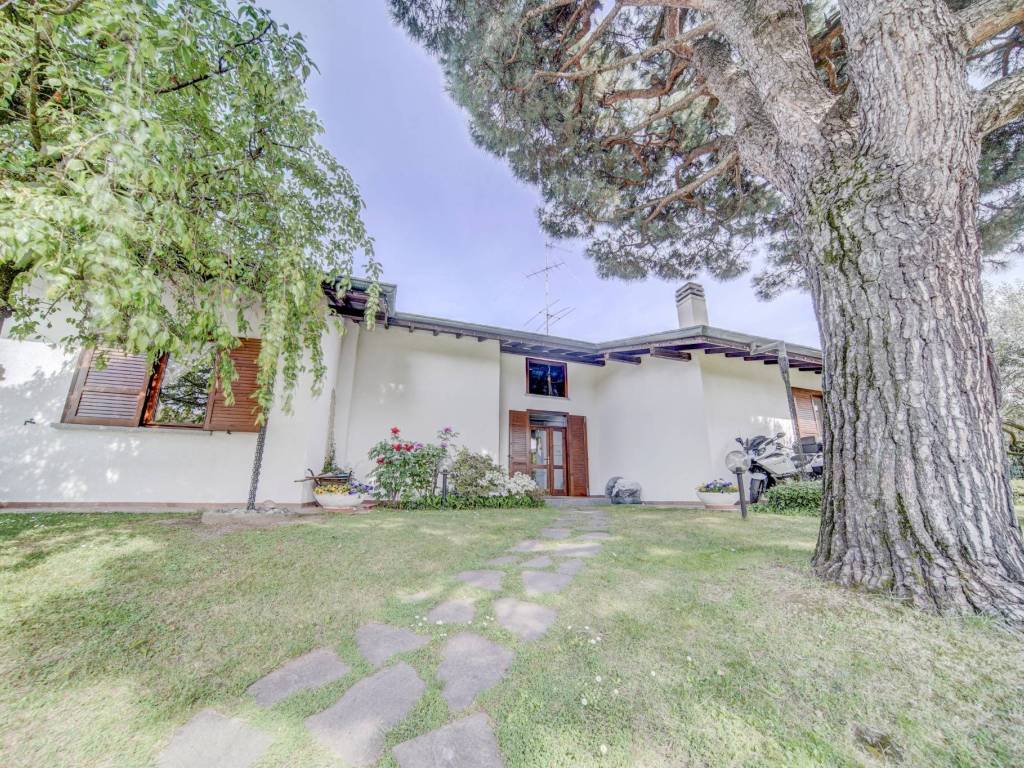 Villa a Somma lombardo in Via Guido Visconti di Modrone - Foto 2