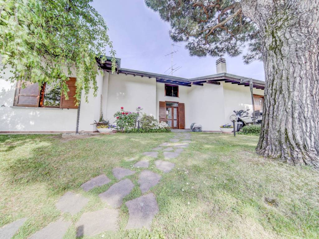 Villa a Somma lombardo in Via Guido Visconti di Modrone - Foto 3
