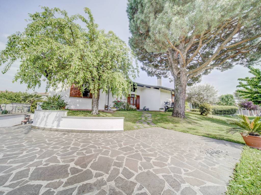 Villa a Somma lombardo in Via Guido Visconti di Modrone - Foto 4