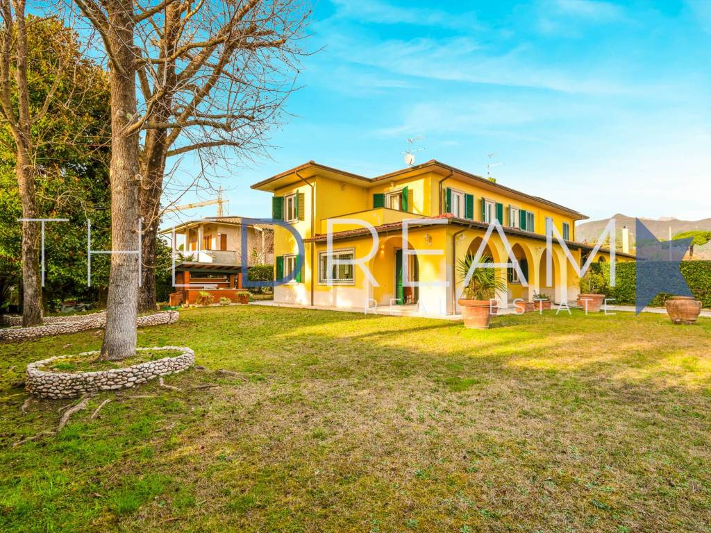 Villa a Forte dei marmi in Via Ludovico Ariosto, 27 - Foto 2