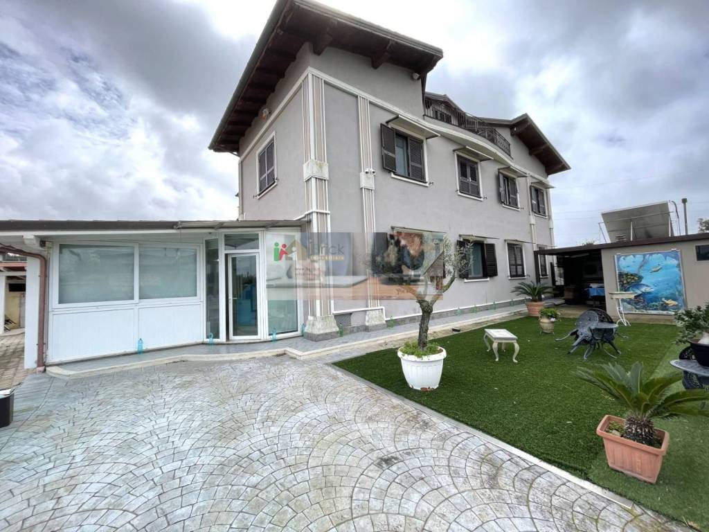 Villa a Aprilia in Via Dora Baltea - Foto 2