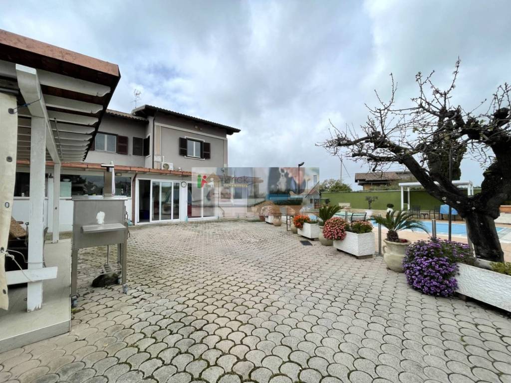 Villa a Aprilia in Via Dora Baltea - Foto 3